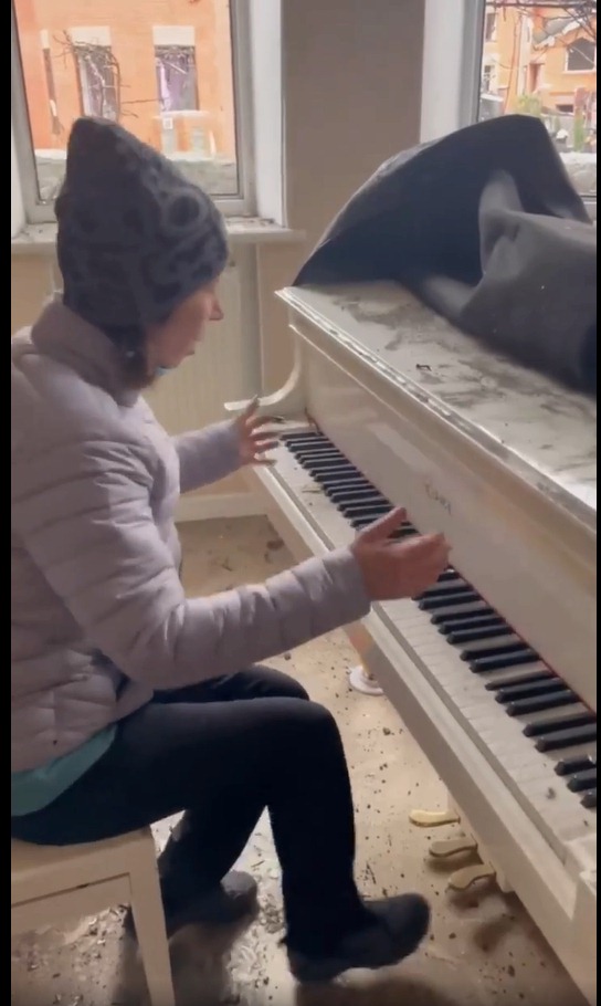 Playing piano in a bombed out appartment in Ukraine.